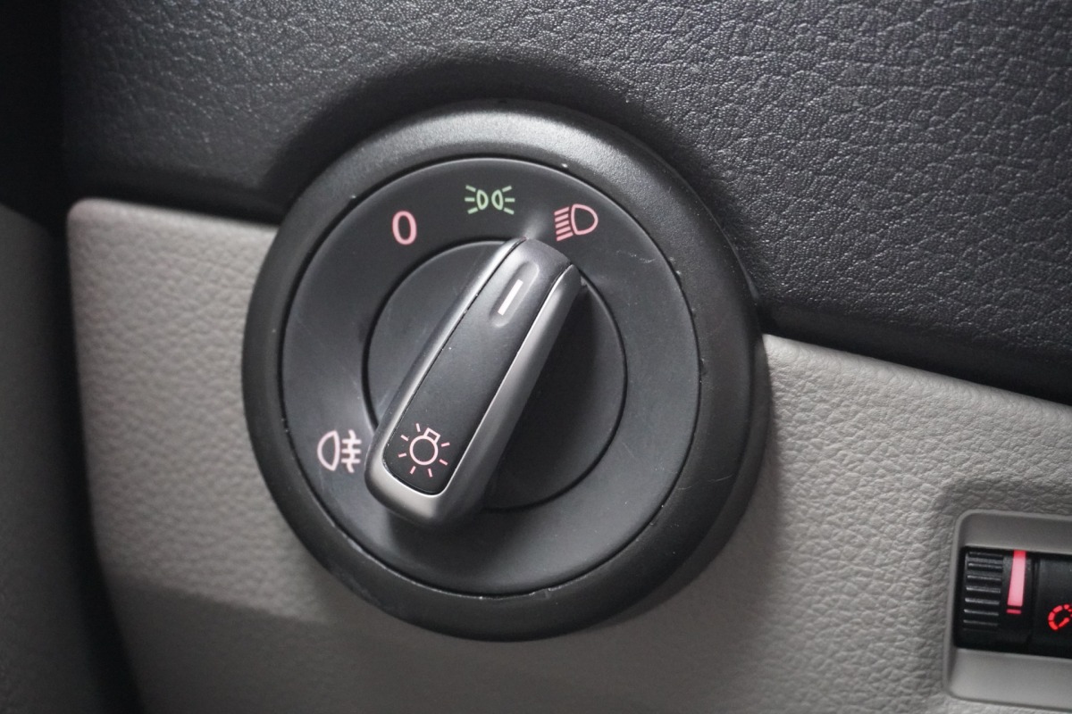 Volkswagen Transporter 2.0 TDI L2 - Airco - Navi - PDC - Trekhaak - € 8.950,- Excl.