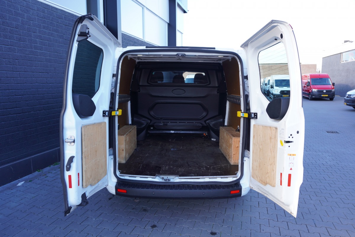 Ford Transit Custom 2.0 TDCI L2 Dubbele Cabine EURO 6 - Airco - Cruise - Camera - € 16.900,- Excl. Ford Transit Custom 2.0 TDCI L2 Dubbele Cabine EURO 6 - Airco - Cruise - Camera - € 16.900,- Excl.