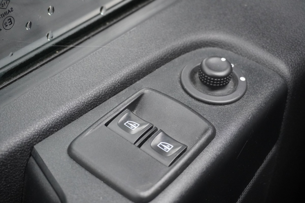 Renault Trafic 2.0 dCi 120PK - EURO 6 - Airco - Navi - Cruise - €11.950,- Excl. Renault Trafic 2.0 dCi 120PK - EURO 6 - Airco - Navi - Cruise - €11.950,- Excl.