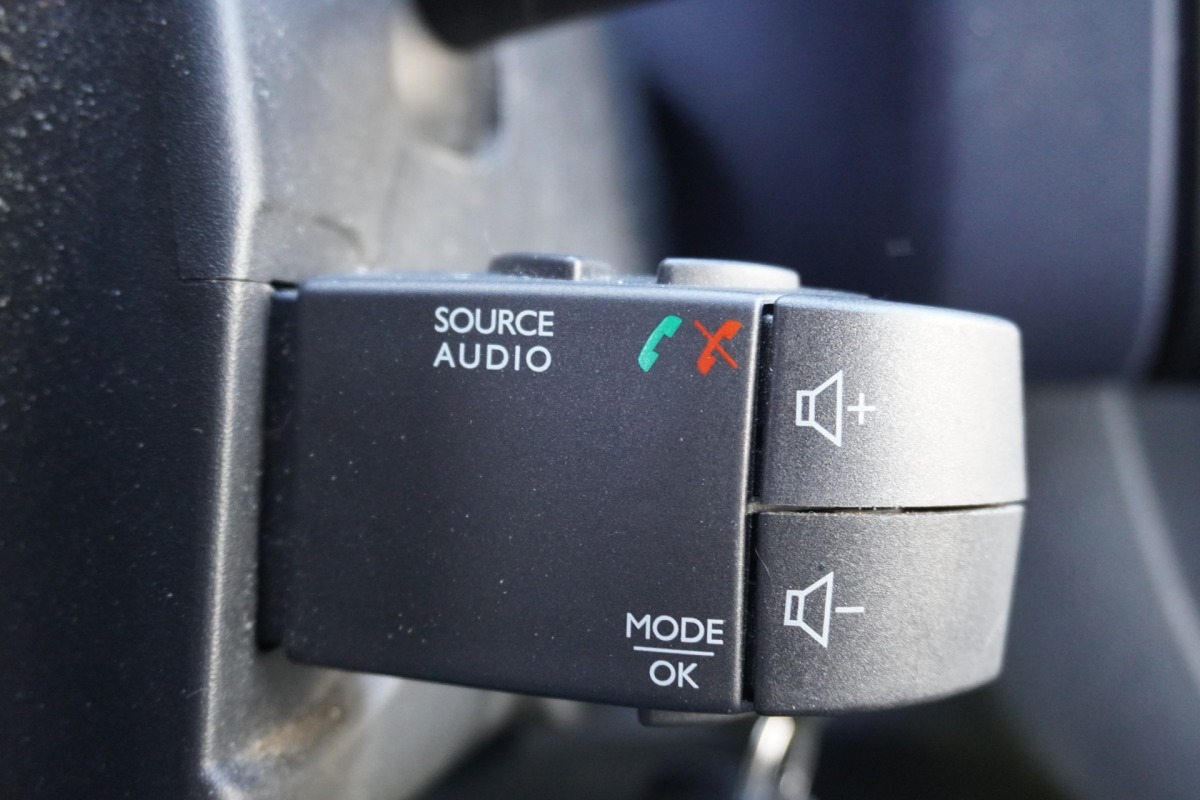 Opel Vivaro 1.6 CDTI L2 EURO 6 - Airco - Navi - Camera - € 11.950,- Excl. Opel Vivaro 1.6 CDTI L2 EURO 6 - Airco - Navi - Camera - € 11.950,- Excl.