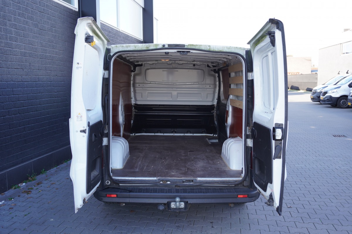 Opel Vivaro 1.6 CDTI L2 EURO 6 - Airco - Navi - Camera - € 11.950,- Excl. Opel Vivaro 1.6 CDTI L2 EURO 6 - Airco - Navi - Camera - € 11.950,- Excl.
