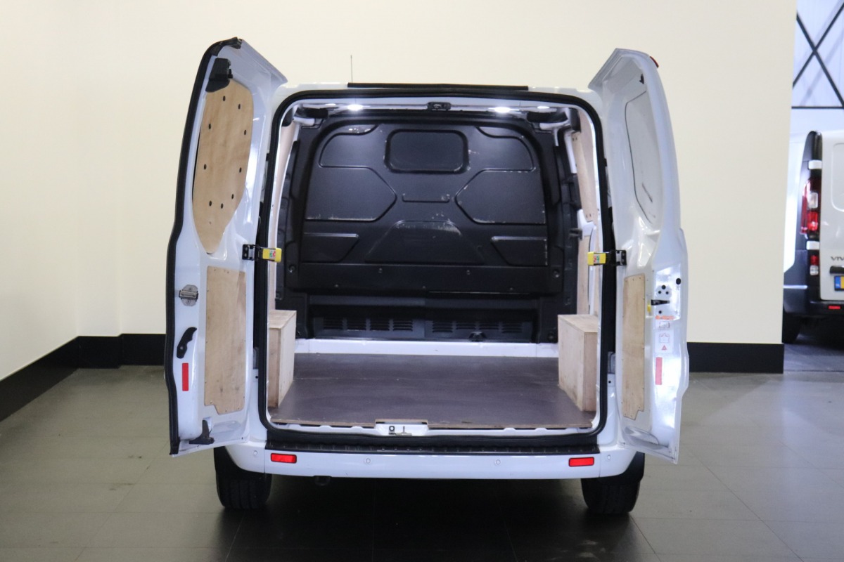 Ford Transit Custom 2.0 TDCI 170PK Automaat EURO 6 - Airco - Cruise - PDC - € 17.900,- Excl. Ford Transit Custom 2.0 TDCI 170PK Automaat EURO 6 - Airco - Cruise - PDC - € 17.900,- Excl.