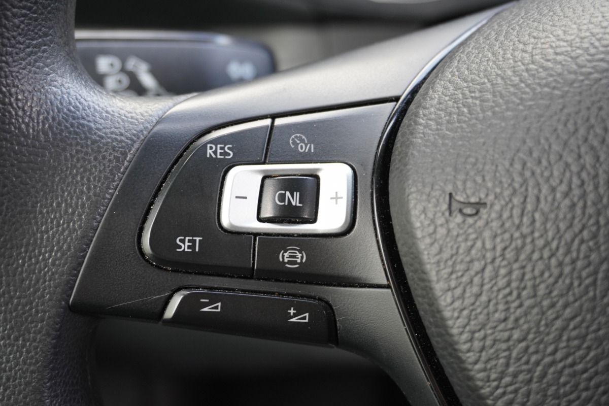 Volkswagen Crafter 2.0 TDI L3H3 EURO 6 - Airco - Cruise - Trekhaak - Camera - € 17.900,- Excl.