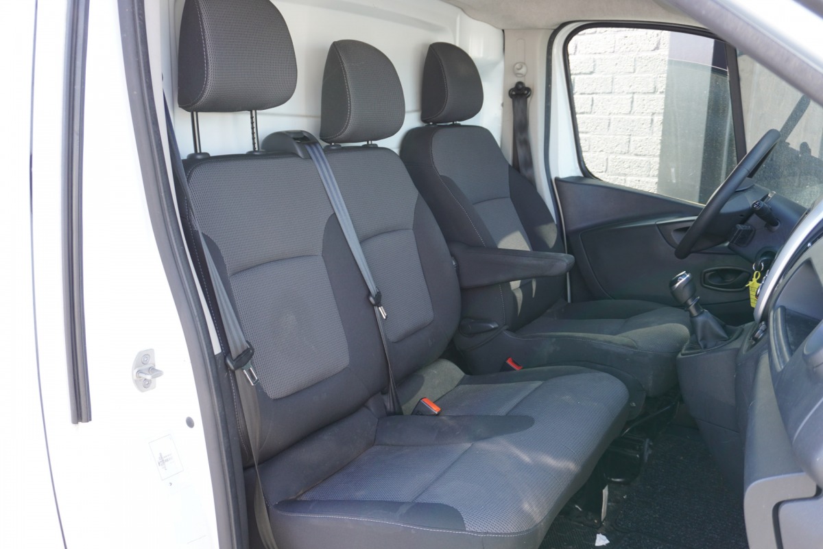 Renault Trafic 2.0 dCi 120PK EURO 6 - Airco - Cruise - Trekhaak - € 12.499 ,- Excl.