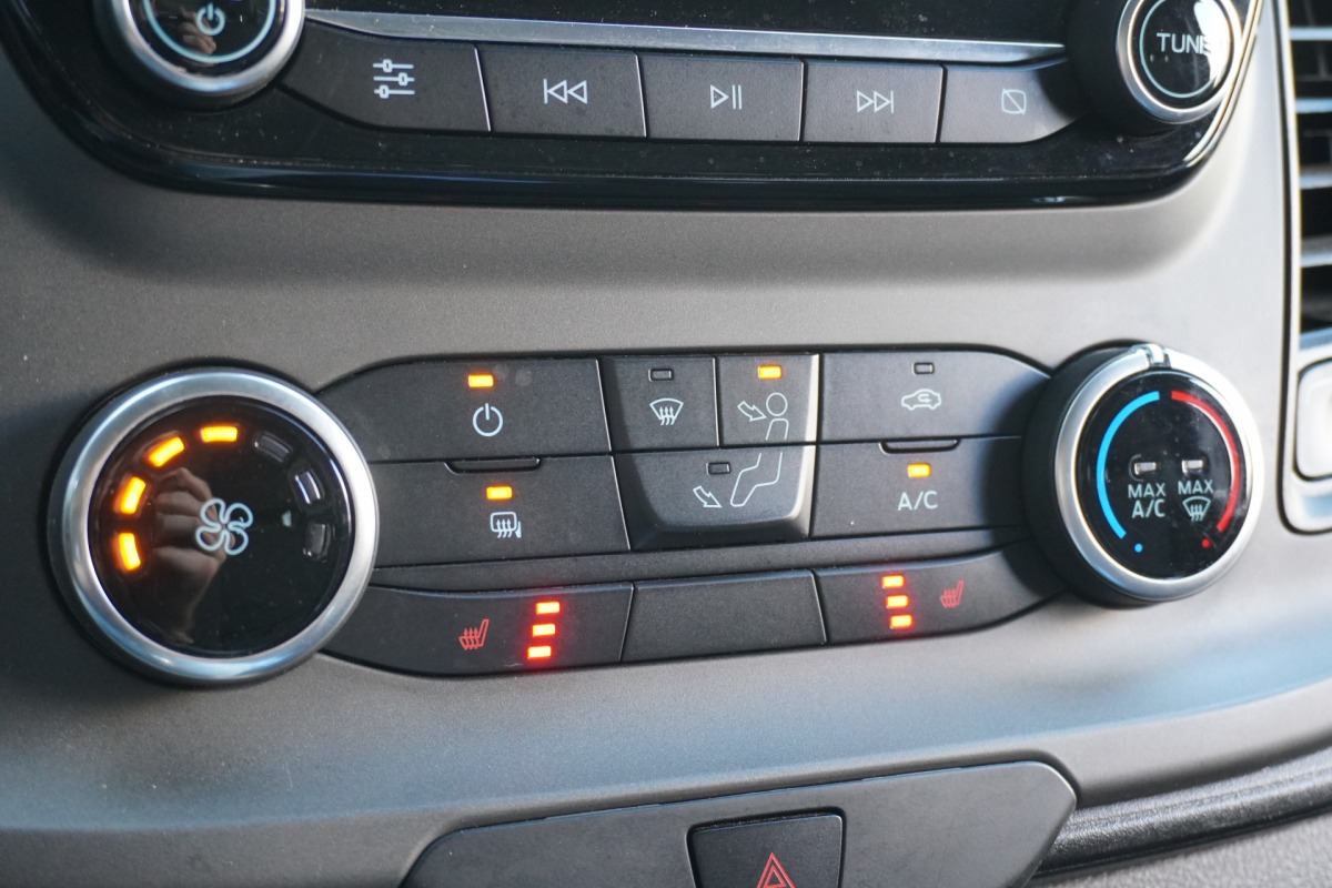 Ford Transit Custom 2.0 TDCI Automaat 130PK EURO 6 - Airco - Cruise - Camera - € 11.900,- Excl. Ford Transit Custom 2.0 TDCI Automaat 130PK EURO 6 - Airco - Cruise - Camera - € 11.900,- Excl.