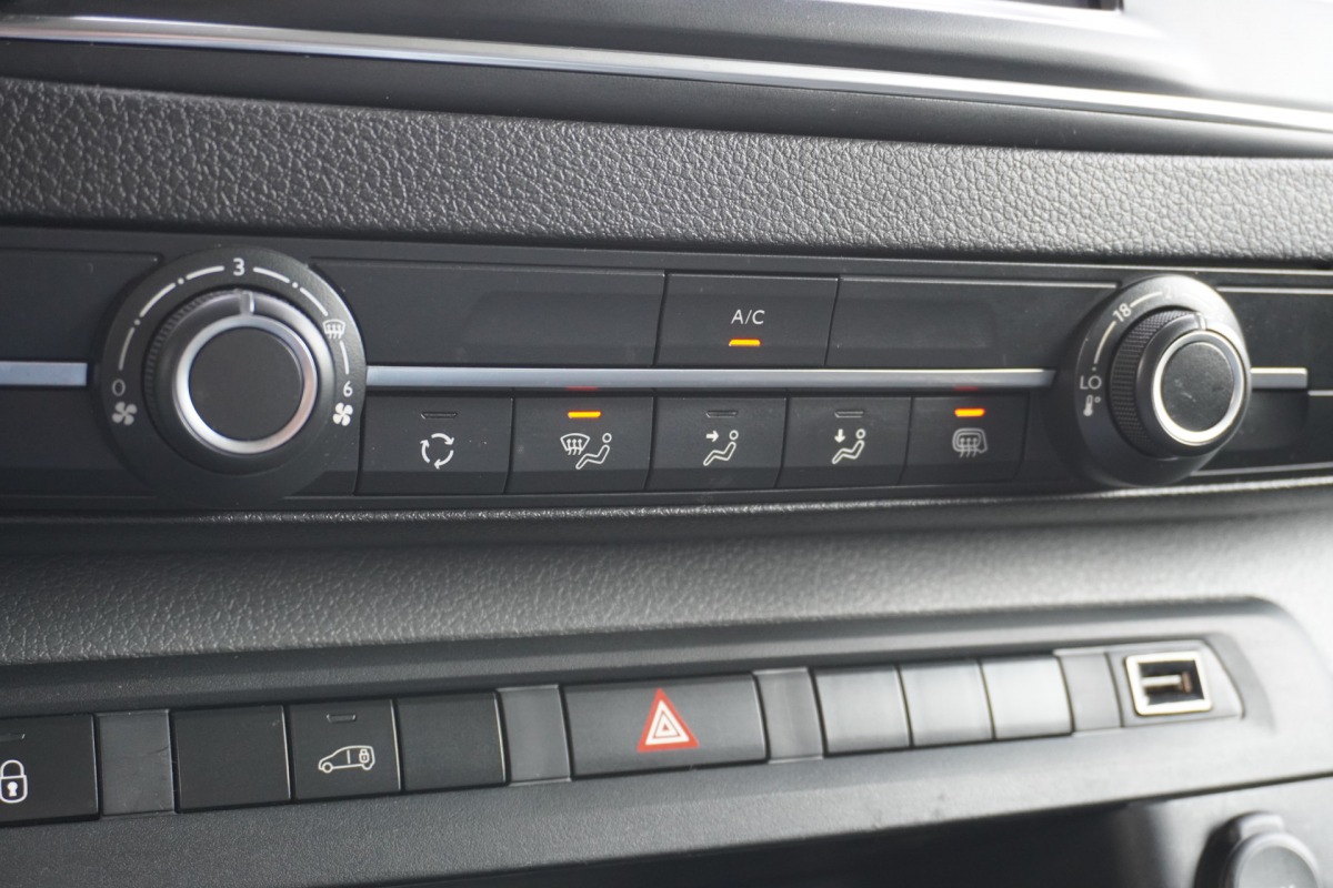 Peugeot Expert 1.5 BlueHDI L2 EURO 6 - Airco - Cruise - Trekhaak - € 11.900,- Excl. Peugeot Expert 1.5 BlueHDI L2 EURO 6 - Airco - Cruise - Trekhaak - € 11.900,- Excl.