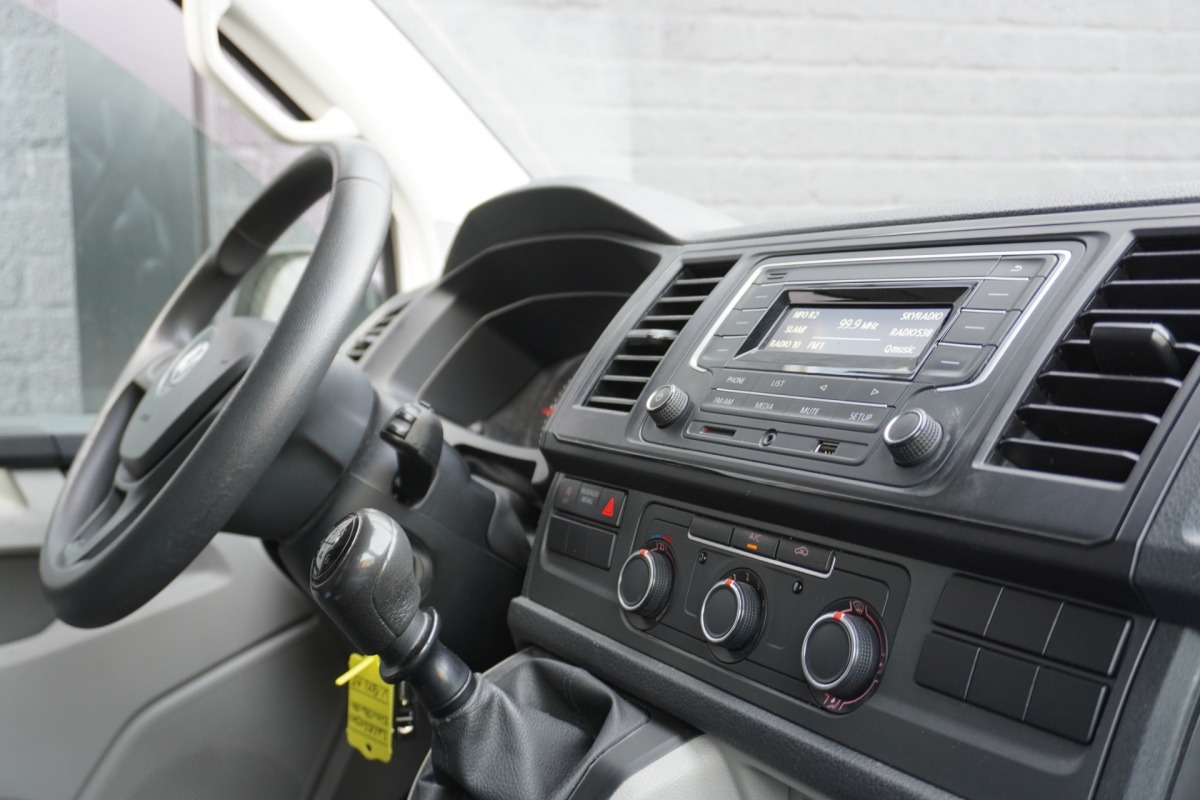 Volkswagen Transporter 2.0 TDI L2 150PK 2x schuifdeur EURO 6 - Airco - Trekhaak - PDC - € 12.950,- Excl. Volkswagen Transporter 2.0 TDI L2 150PK 2x schuifdeur EURO 6 - Airco - Trekhaak - PDC - € 12.950,- Excl.