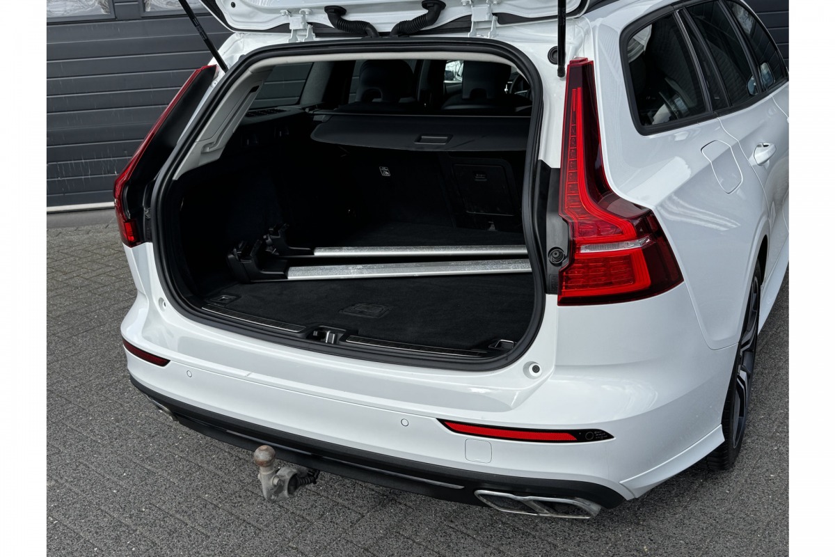 Volvo V60 2.0 B3 163PK Momentum R-Design | Camera | Trekhaak | Stoel & Stuur verw. | €23.900,- incl. BTW Volvo V60 2.0 B3 163PK Momentum R-Design | Camera | Trekhaak | Stoel & Stuur verw. | €23.900,- incl. BTW
