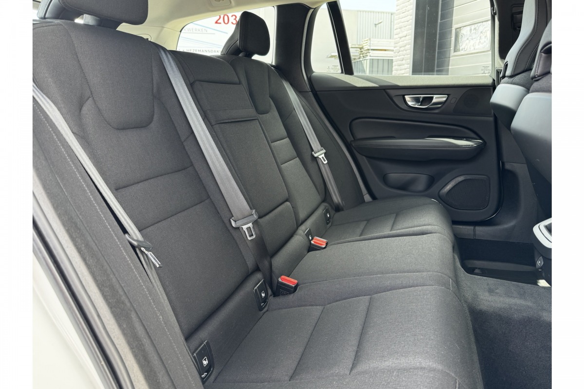 Volvo V60 2.0 B3 163PK Momentum R-Design | Camera | Trekhaak | Stoel & Stuur verw. | €23.900,- incl. BTW Volvo V60 2.0 B3 163PK Momentum R-Design | Camera | Trekhaak | Stoel & Stuur verw. | €23.900,- incl. BTW