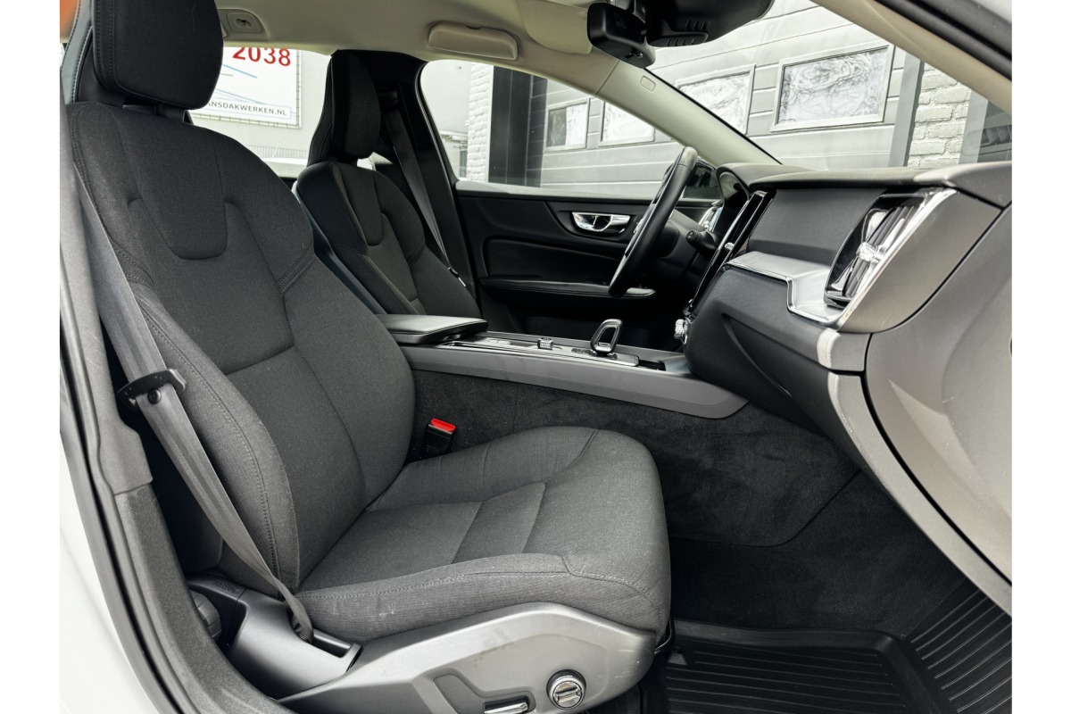Volvo V60 2.0 B3 163PK Momentum R-Design | Camera | Trekhaak | Stoel & Stuur verw. | €23.900,- incl. BTW Volvo V60 2.0 B3 163PK Momentum R-Design | Camera | Trekhaak | Stoel & Stuur verw. | €23.900,- incl. BTW