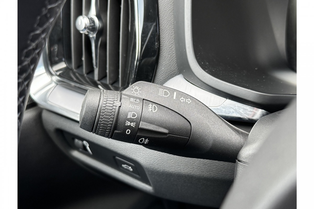 Volvo V60 2.0 B3 163PK Momentum R-Design | Camera | Trekhaak | Stoel & Stuur verw. | €23.900,- incl. BTW Volvo V60 2.0 B3 163PK Momentum R-Design | Camera | Trekhaak | Stoel & Stuur verw. | €23.900,- incl. BTW
