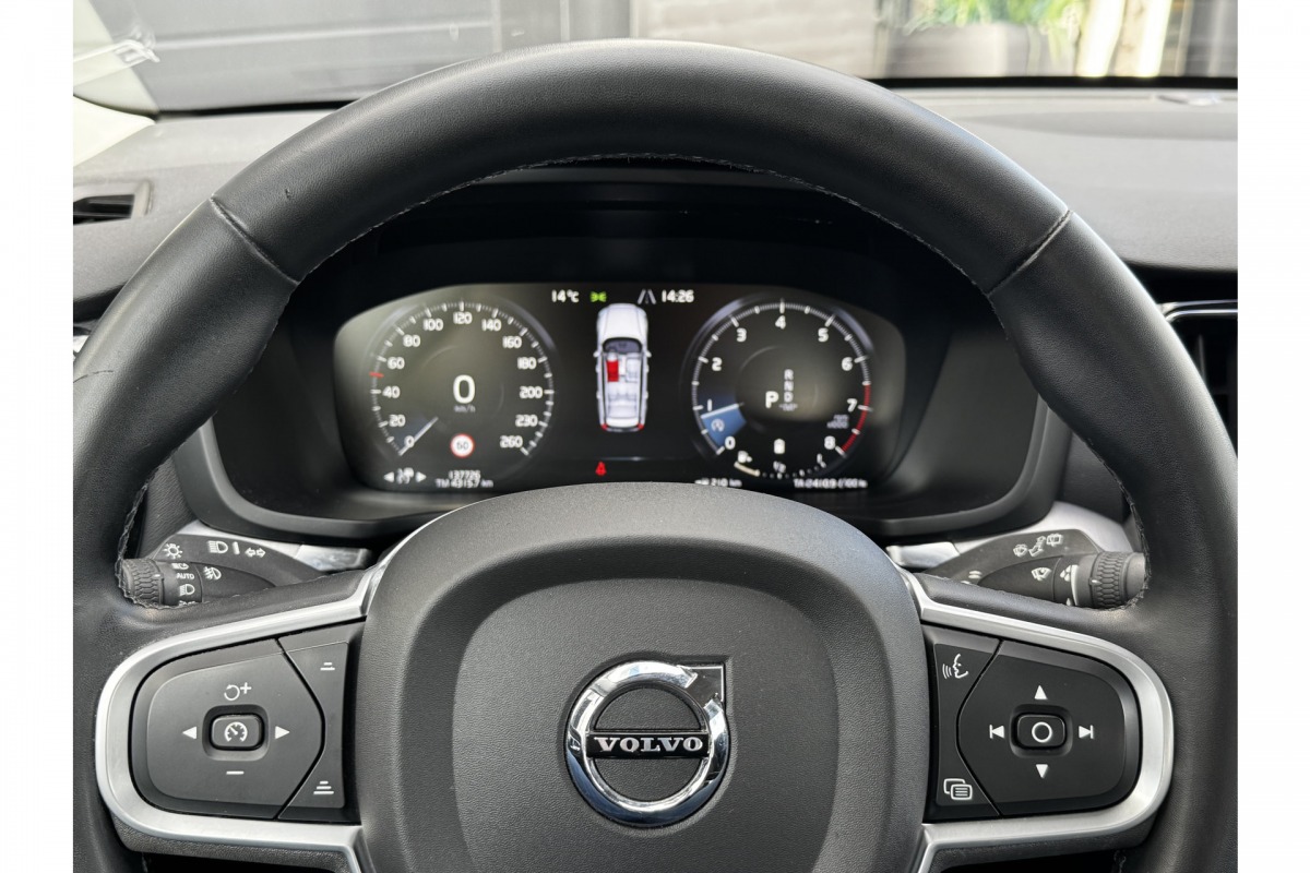 Volvo V60 2.0 B3 163PK Momentum R-Design | Camera | Trekhaak | Stoel & Stuur verw. | €23.900,- incl. BTW Volvo V60 2.0 B3 163PK Momentum R-Design | Camera | Trekhaak | Stoel & Stuur verw. | €23.900,- incl. BTW