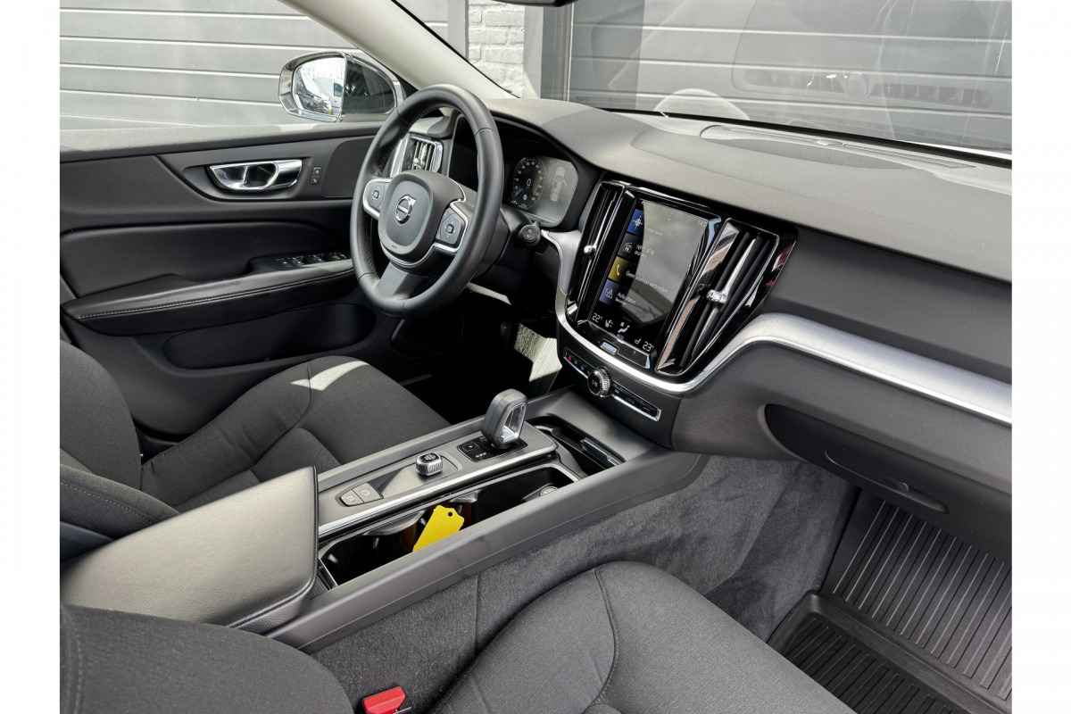 Volvo V60 2.0 B3 163PK Momentum R-Design | Camera | Trekhaak | Stoel & Stuur verw. | €23.900,- incl. BTW Volvo V60 2.0 B3 163PK Momentum R-Design | Camera | Trekhaak | Stoel & Stuur verw. | €23.900,- incl. BTW