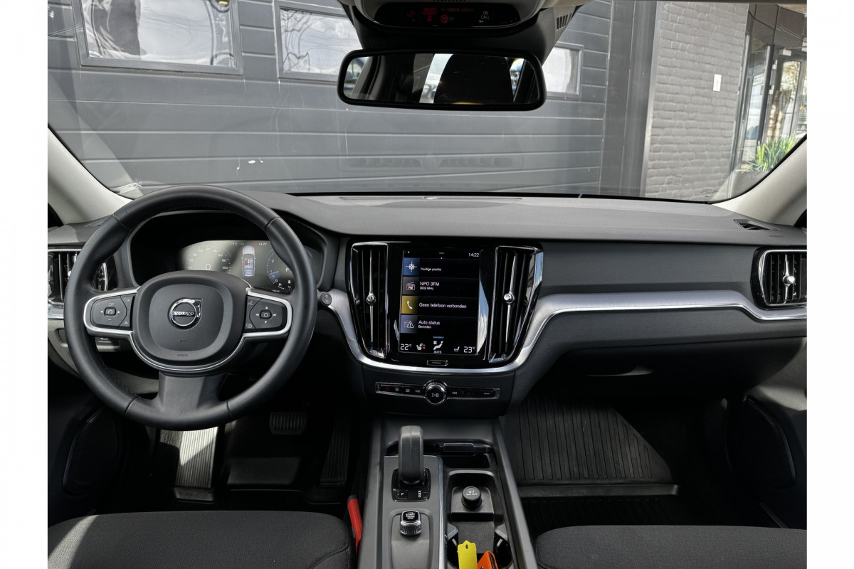 Volvo V60 2.0 B3 163PK Momentum R-Design | Camera | Trekhaak | Stoel & Stuur verw. | €23.900,- incl. BTW Volvo V60 2.0 B3 163PK Momentum R-Design | Camera | Trekhaak | Stoel & Stuur verw. | €23.900,- incl. BTW