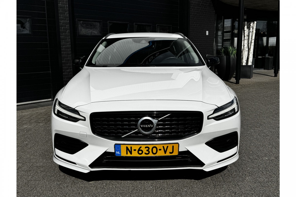 Volvo V60 2.0 B3 163PK Momentum R-Design | Camera | Trekhaak | Stoel & Stuur verw. | €23.900,- incl. BTW Volvo V60 2.0 B3 163PK Momentum R-Design | Camera | Trekhaak | Stoel & Stuur verw. | €23.900,- incl. BTW