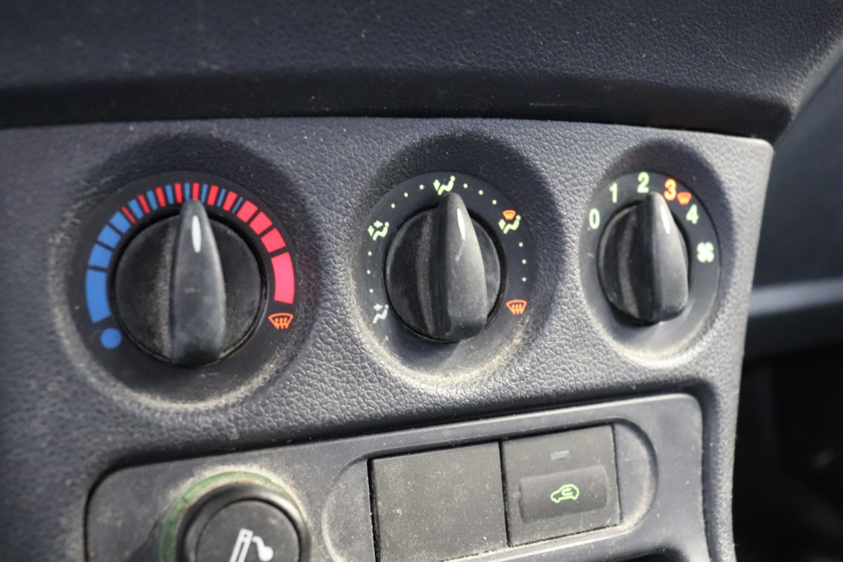 Ford Transit Connect 1.8 TDCi - Dakdragers - € 750.- Marge