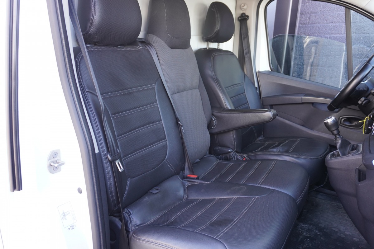 Renault Trafic 2.0 dCi 110PK L2 EURO 6 - Airco - Cruise - Trekhaak - € 15.900,- Excl. Renault Trafic 2.0 dCi 110PK L2 EURO 6 - Airco - Cruise - Trekhaak - € 15.900,- Excl.