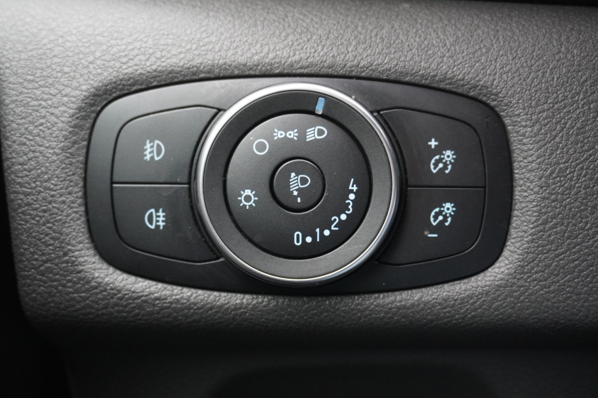 Ford Transit Custom 2.0 TDCI EURO 6 - Airco - Cruise - Trekhaak - € 12.900,- Excl. Ford Transit Custom 2.0 TDCI EURO 6 - Airco - Cruise - Trekhaak - € 12.900,- Excl.