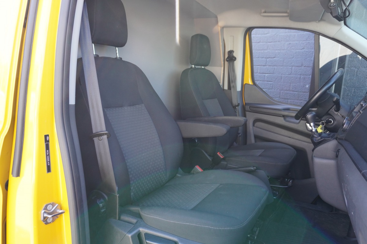 Ford Transit Custom 2.0 TDCI L2 EURO 6 - Airco - Imperiaal - Cruise - PDC - €14.499,- Excl. Ford Transit Custom 2.0 TDCI L2 EURO 6 - Airco - Imperiaal - Cruise - PDC - €14.499,- Excl.