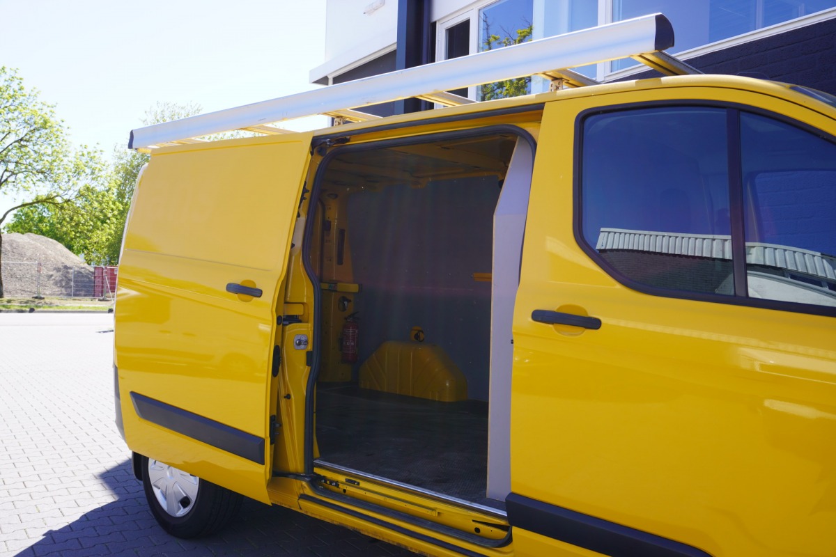 Ford Transit Custom 2.0 TDCI L2 EURO 6 - Airco - Imperiaal - Cruise - PDC - €14.499,- Excl. Ford Transit Custom 2.0 TDCI L2 EURO 6 - Airco - Imperiaal - Cruise - PDC - €14.499,- Excl.