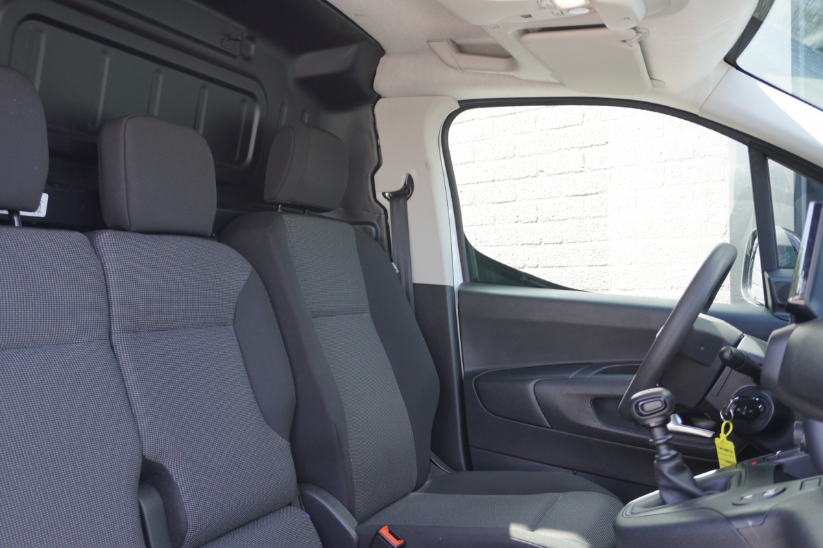 Opel Combo 1.5 BlueHDi 100PK L2 EURO 6 - Airco - Navi - Cruise - € 18.900,- Excl. Opel Combo 1.5 BlueHDi 100PK L2 EURO 6 - Airco - Navi - Cruise - € 18.900,- Excl.