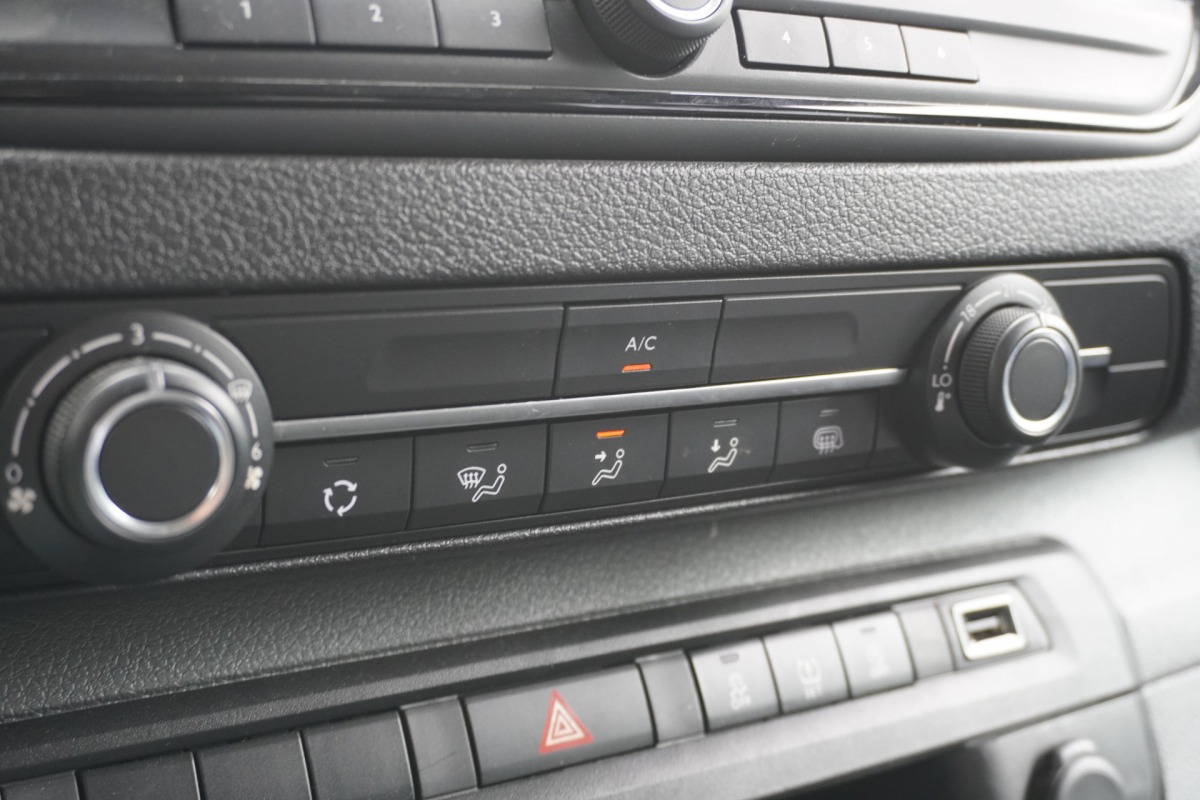 Peugeot Expert 2.0 BlueHDI 145PK L3 Dubbele Cabine Automaat EURO 6 - Airco - Cruise - PDC - € 18.950,- Excl. Peugeot Expert 2.0 BlueHDI 145PK L3 Dubbele Cabine Automaat EURO 6 - Airco - Cruise - PDC - € 18.950,- Excl.