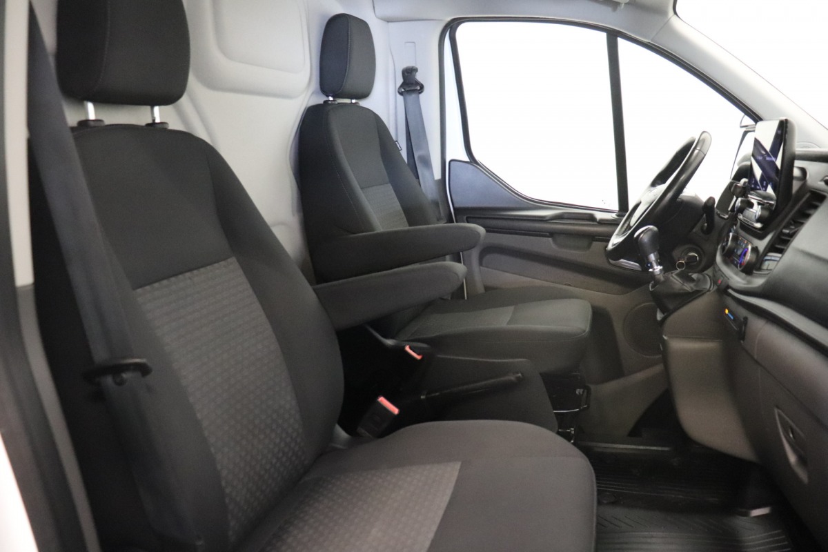 Ford Transit Custom 2.0 TDCI 130PK L2 EURO 6 - Airco - Cruise - PDC - € 17.499,- Excl.