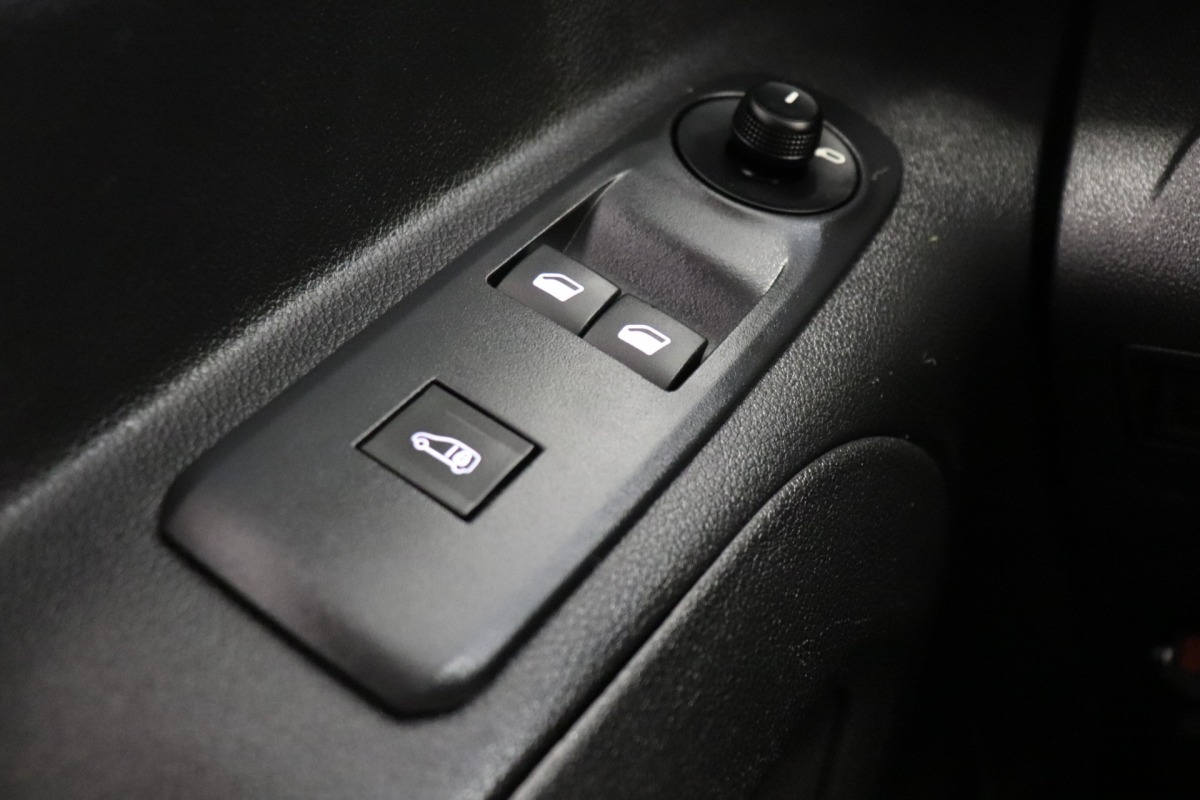 Peugeot Partner 1.2 Benzine! EURO 6 - Airco - Navi - Cruise - €11.499,- Excl. Peugeot Partner 1.2 Benzine! EURO 6 - Airco - Navi - Cruise - €11.499,- Excl.