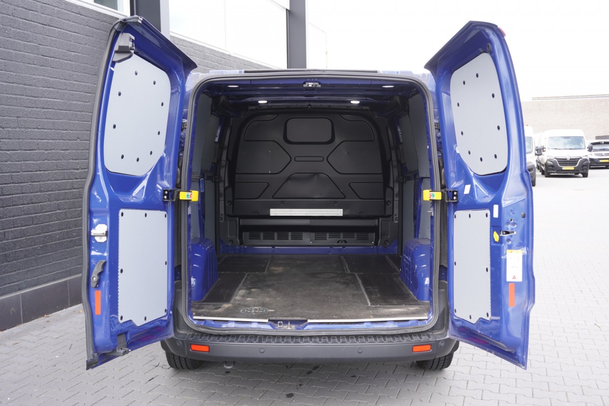 Ford Transit Custom 2.0 TDCI 130PK Automaat 2x Schuifdeur EURO 6 - Airco - Navi - Cruise - PDC - € 15.900,- Excl. Ford Transit Custom 2.0 TDCI 130PK Automaat 2x Schuifdeur EURO 6 - Airco - Navi - Cruise - PDC - € 15.900,- Excl.