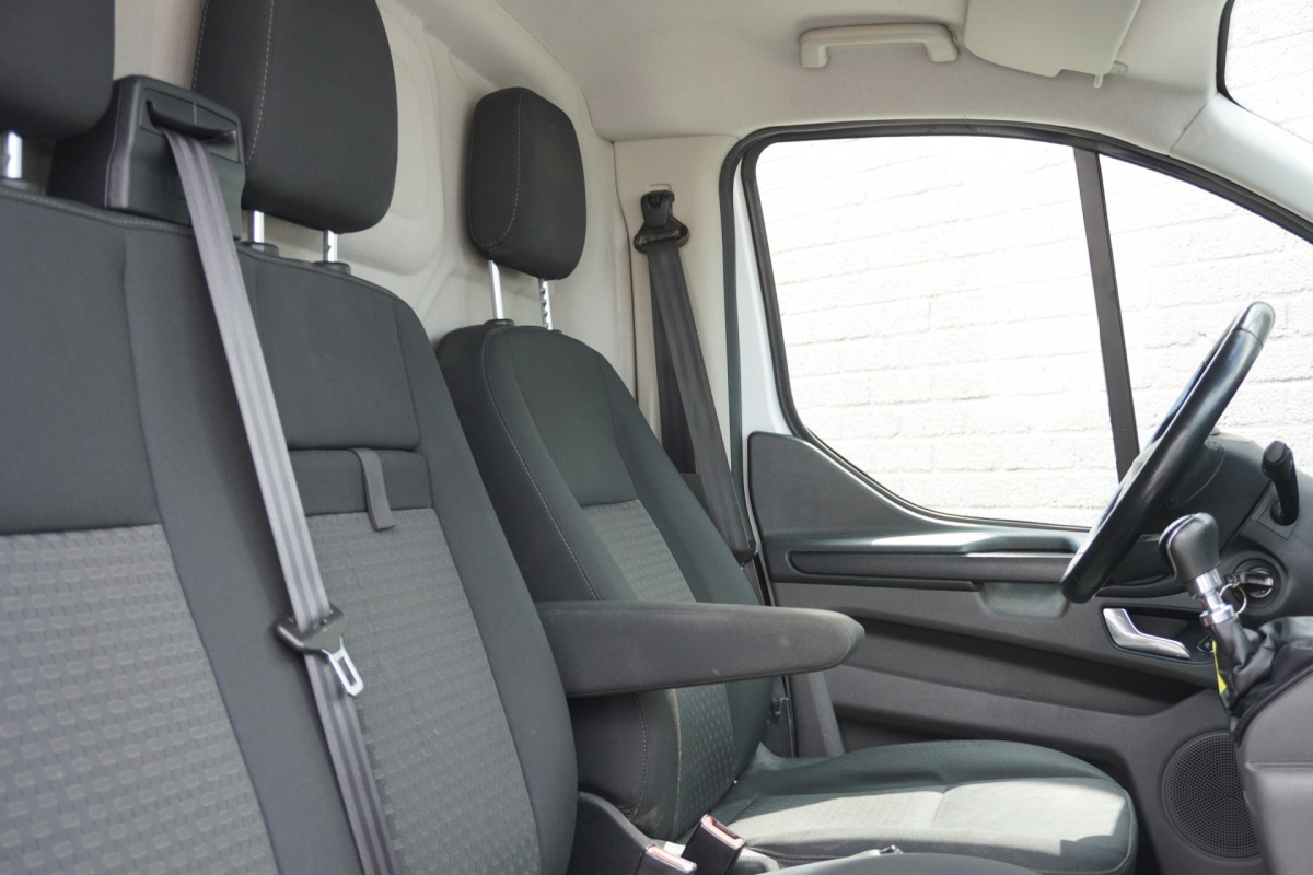 Ford Transit Custom 2.0 TDCI EURO 6 - Airco - Cruise - PDC - €12.950,- Excl. Ford Transit Custom 2.0 TDCI EURO 6 - Airco - Cruise - PDC - €12.950,- Excl.