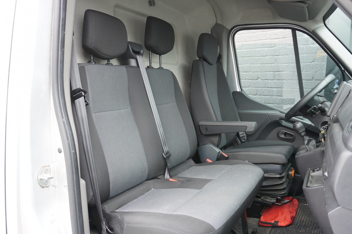 Renault Master 2.3 dCi 150PK L2H2 EURO 6 - Airco - Cruise - Camera - €19.900,- Excl. Renault Master 2.3 dCi 150PK L2H2 EURO 6 - Airco - Cruise - Camera - €19.900,- Excl.