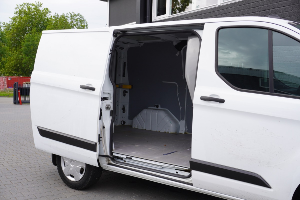 Ford Transit Custom 2.0 TDCI 130PK Automaat EURO 6 - Airco - Cruise - Camera - €11.900,- Excl. Ford Transit Custom 2.0 TDCI 130PK Automaat EURO 6 - Airco - Cruise - Camera - €11.900,- Excl.