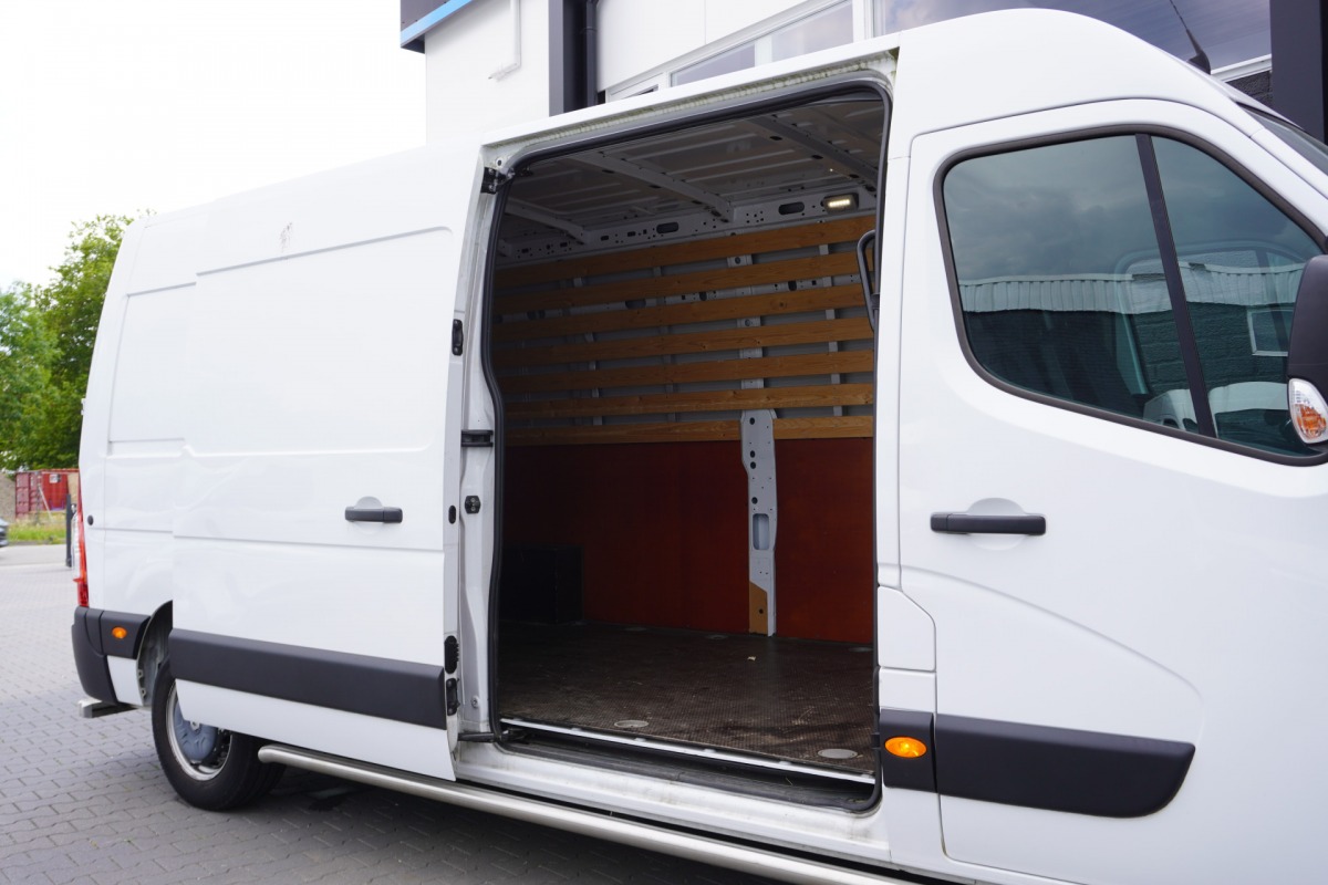 Renault Master 2.3 dCi 150PK L3H2 EURO 6 - Airco - Navi - Cruise - €18.950,- Excl. Renault Master 2.3 dCi 150PK L3H2 EURO 6 - Airco - Navi - Cruise - €18.950,- Excl.