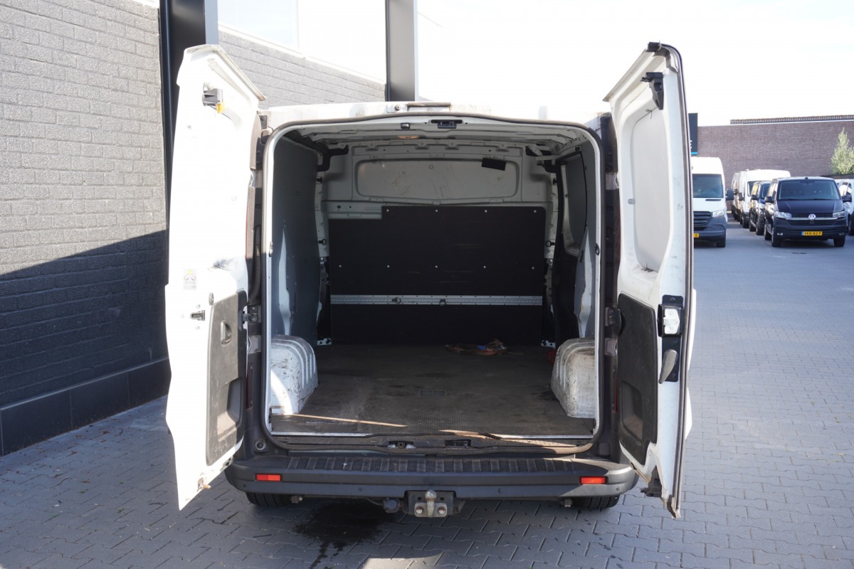 Renault Trafic 2.0 dCi 120PK - EURO 6 - Airco - Navi - Cruise - €11.950,- Excl. Renault Trafic 2.0 dCi 120PK - EURO 6 - Airco - Navi - Cruise - €11.950,- Excl.