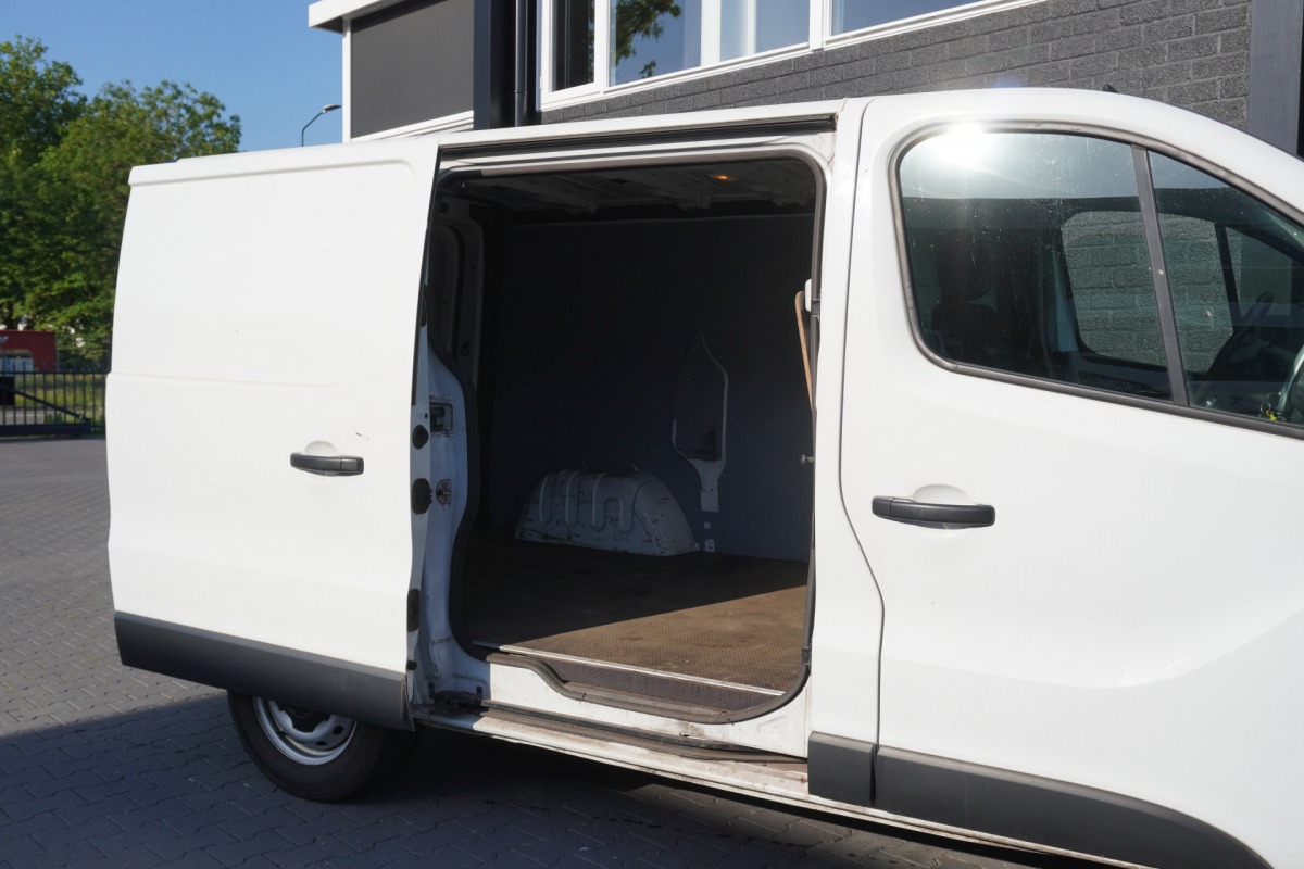 Renault Trafic 2.0 dCi 120PK - EURO 6 - Airco - Navi - Cruise - €11.950,- Excl. Renault Trafic 2.0 dCi 120PK - EURO 6 - Airco - Navi - Cruise - €11.950,- Excl.