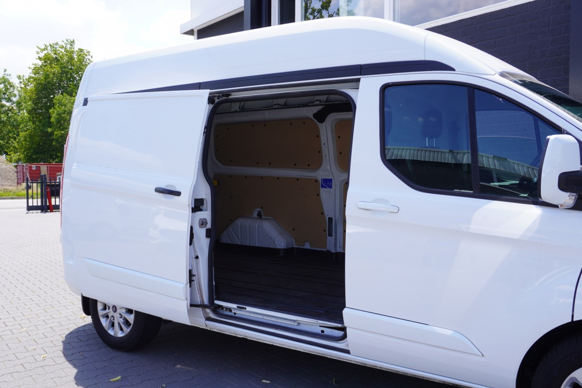 Ford Transit Custom 2.0 TDCI 130PK L2H2 Automaat EURO 6 - Airco - Navi - Cruise - € 20.900,- Excl. Ford Transit Custom 2.0 TDCI 130PK L2H2 Automaat EURO 6 - Airco - Navi - Cruise - € 20.900,- Excl.