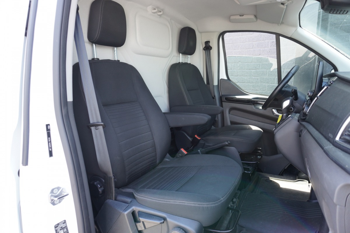 Ford Transit Custom 2.0 TDCI 130PK L2H2 Automaat EURO 6 - Airco - Navi - Cruise - € 20.900,- Excl. Ford Transit Custom 2.0 TDCI 130PK L2H2 Automaat EURO 6 - Airco - Navi - Cruise - € 20.900,- Excl.