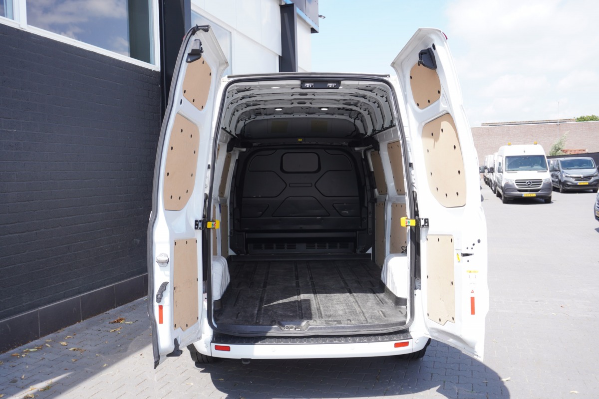 Ford Transit Custom 2.0 TDCI 130PK L2H2 Automaat EURO 6 - Airco - Navi - Cruise - € 20.900,- Excl. Ford Transit Custom 2.0 TDCI 130PK L2H2 Automaat EURO 6 - Airco - Navi - Cruise - € 20.900,- Excl.