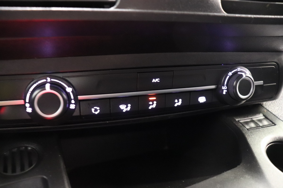 Peugeot Partner 1.2 110PK Benzine - Airco - Navi - Cruise - € 10.900,- Excl.