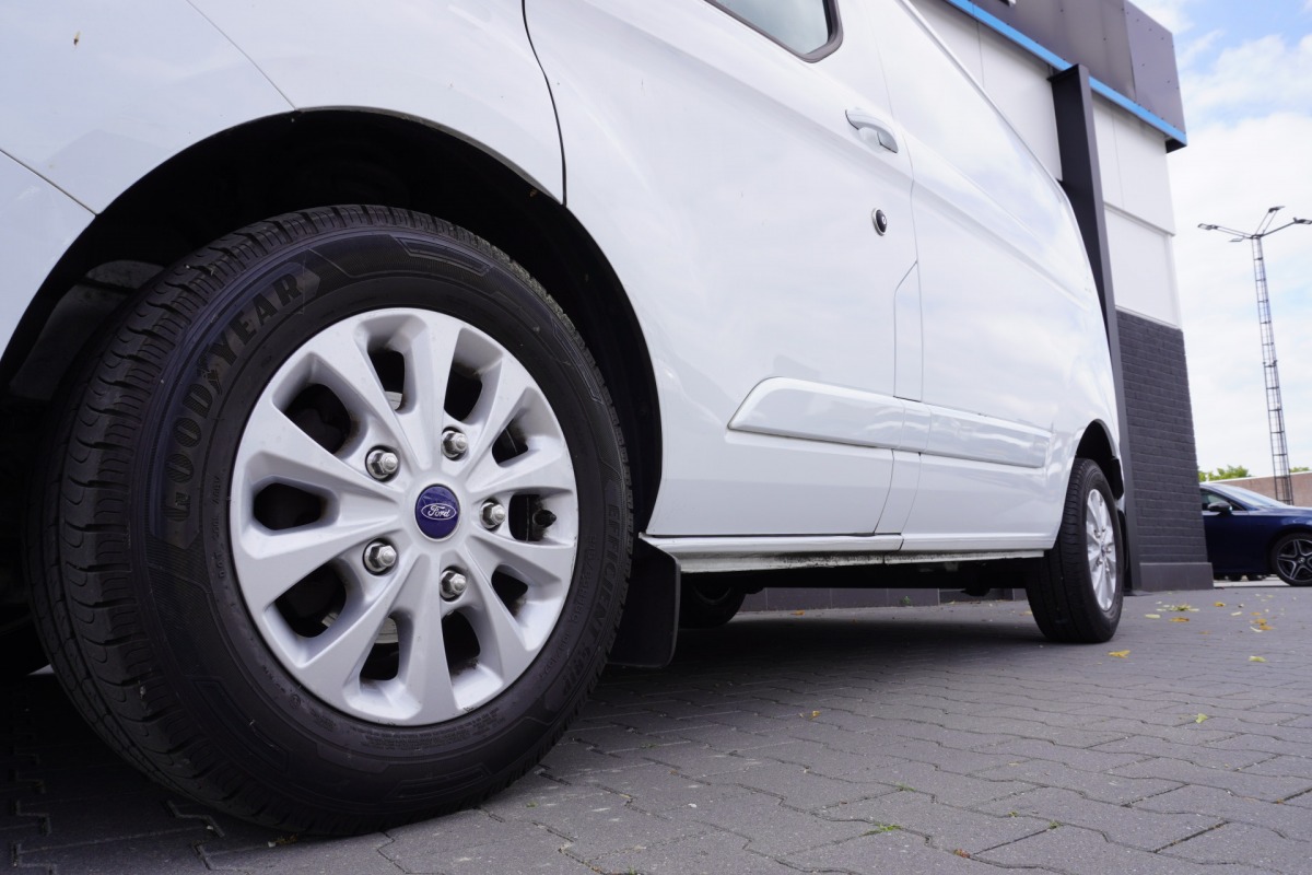 Ford Transit Custom 2.0 TDCI 130PK Automaat EURO 6 - Airco - Navi - Cruise - Camera - € 19.950,- Excl. Ford Transit Custom 2.0 TDCI 130PK Automaat EURO 6 - Airco - Navi - Cruise - Camera - € 19.950,- Excl.