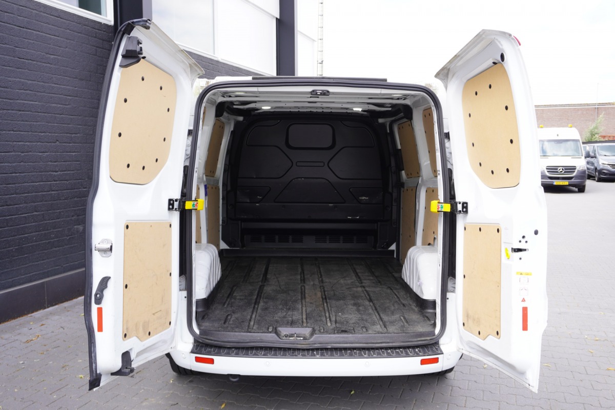 Ford Transit Custom 2.0 TDCI 130PK Automaat EURO 6 - Airco - Navi - Cruise - Camera - € 19.950,- Excl. Ford Transit Custom 2.0 TDCI 130PK Automaat EURO 6 - Airco - Navi - Cruise - Camera - € 19.950,- Excl.