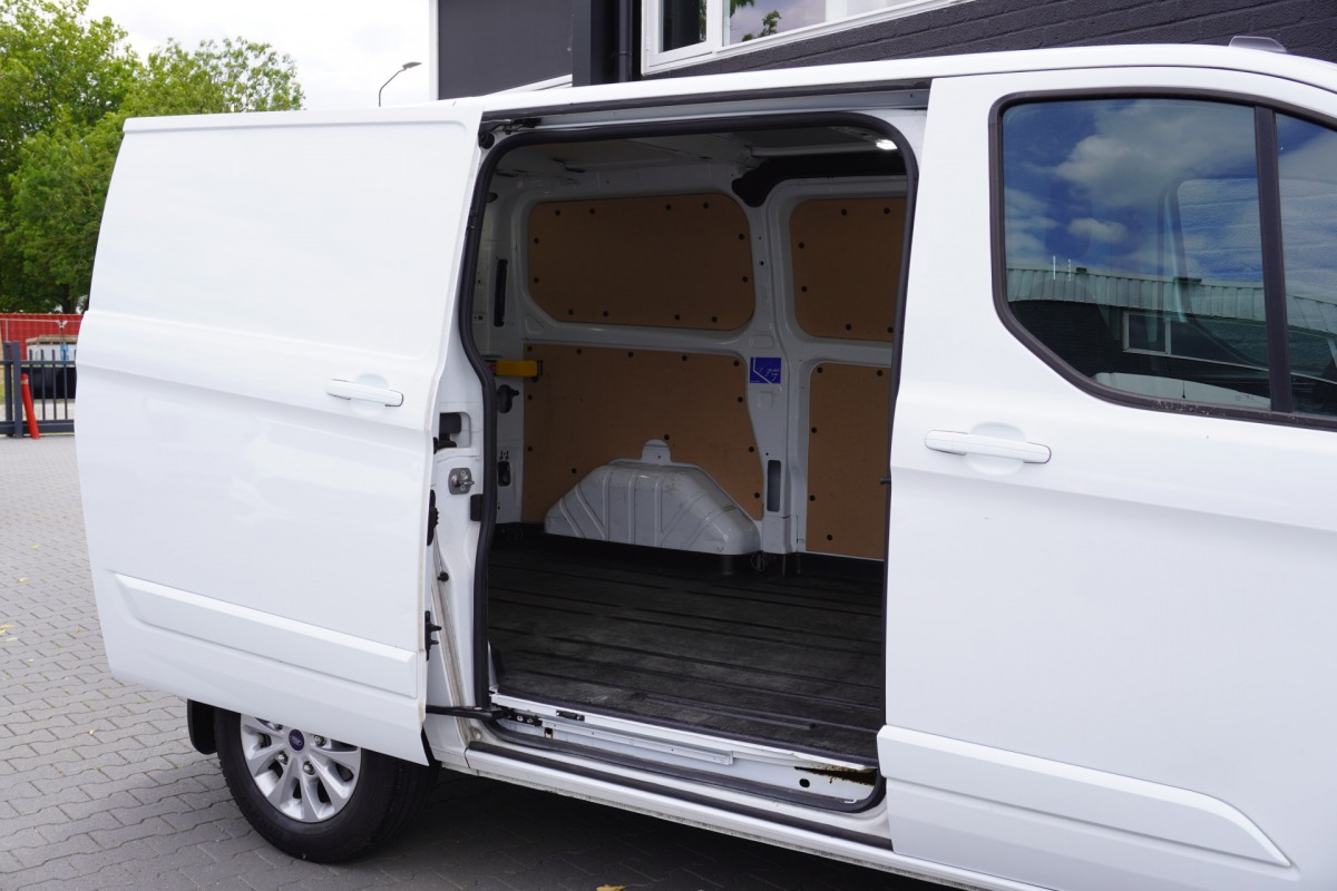 Ford Transit Custom 2.0 TDCI 130PK Automaat EURO 6 - Airco - Navi - Cruise - Camera - € 19.950,- Excl. Ford Transit Custom 2.0 TDCI 130PK Automaat EURO 6 - Airco - Navi - Cruise - Camera - € 19.950,- Excl.