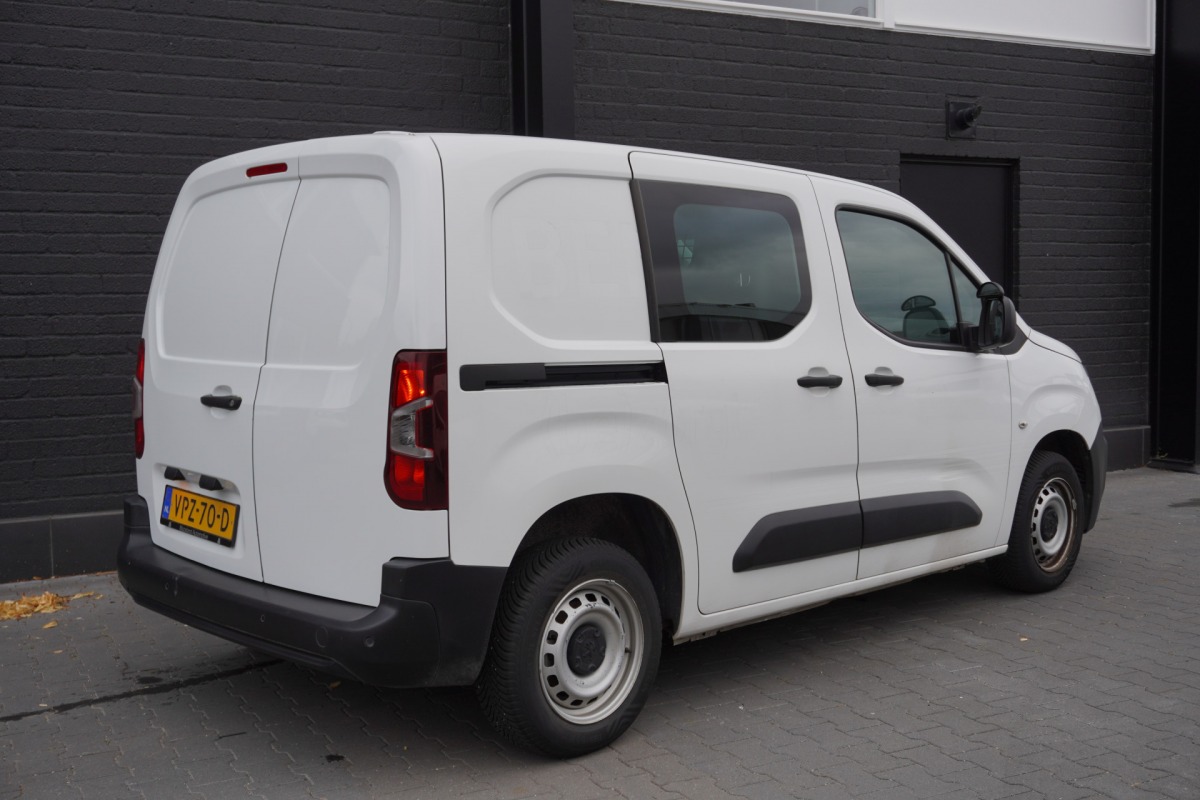 Peugeot Partner 1.2 PureTech 110Pk Benzine - Airco - Navi - Cruise - € 12.499,- Excl. Peugeot Partner 1.2 PureTech 110Pk Benzine - Airco - Navi - Cruise - € 12.499,- Excl.