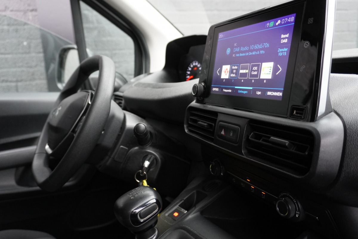 Peugeot Partner 1.2 PureTech 110Pk Benzine - Airco - Navi - Cruise - € 12.499,- Excl. Peugeot Partner 1.2 PureTech 110Pk Benzine - Airco - Navi - Cruise - € 12.499,- Excl.