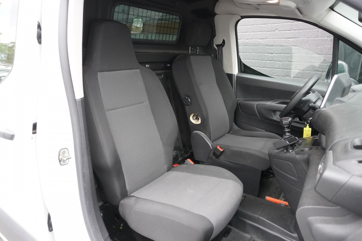 Peugeot Partner 1.2 PureTech 110Pk Benzine - Airco - Navi - Cruise - € 12.499,- Excl. Peugeot Partner 1.2 PureTech 110Pk Benzine - Airco - Navi - Cruise - € 12.499,- Excl.