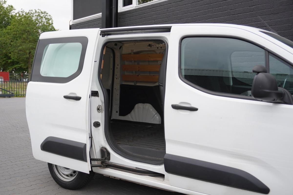 Peugeot Partner 1.2 PureTech 110Pk Benzine - Airco - Navi - Cruise - € 12.499,- Excl. Peugeot Partner 1.2 PureTech 110Pk Benzine - Airco - Navi - Cruise - € 12.499,- Excl.