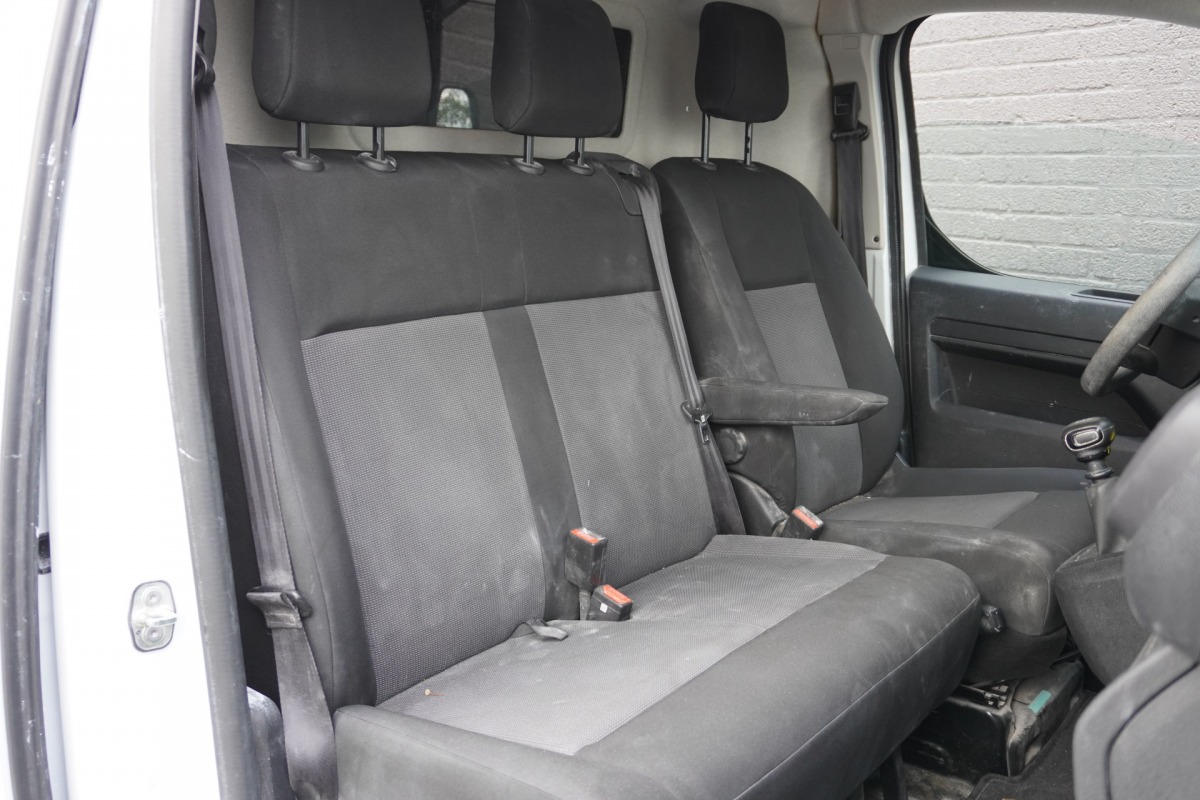 Peugeot Expert 1.5 BlueHDi 120PK L2 EURO 6 - Airco - PDC - Cruise - € 21.950,- Excl. Peugeot Expert 1.5 BlueHDi 120PK L2 EURO 6 - Airco - PDC - Cruise - € 21.950,- Excl.