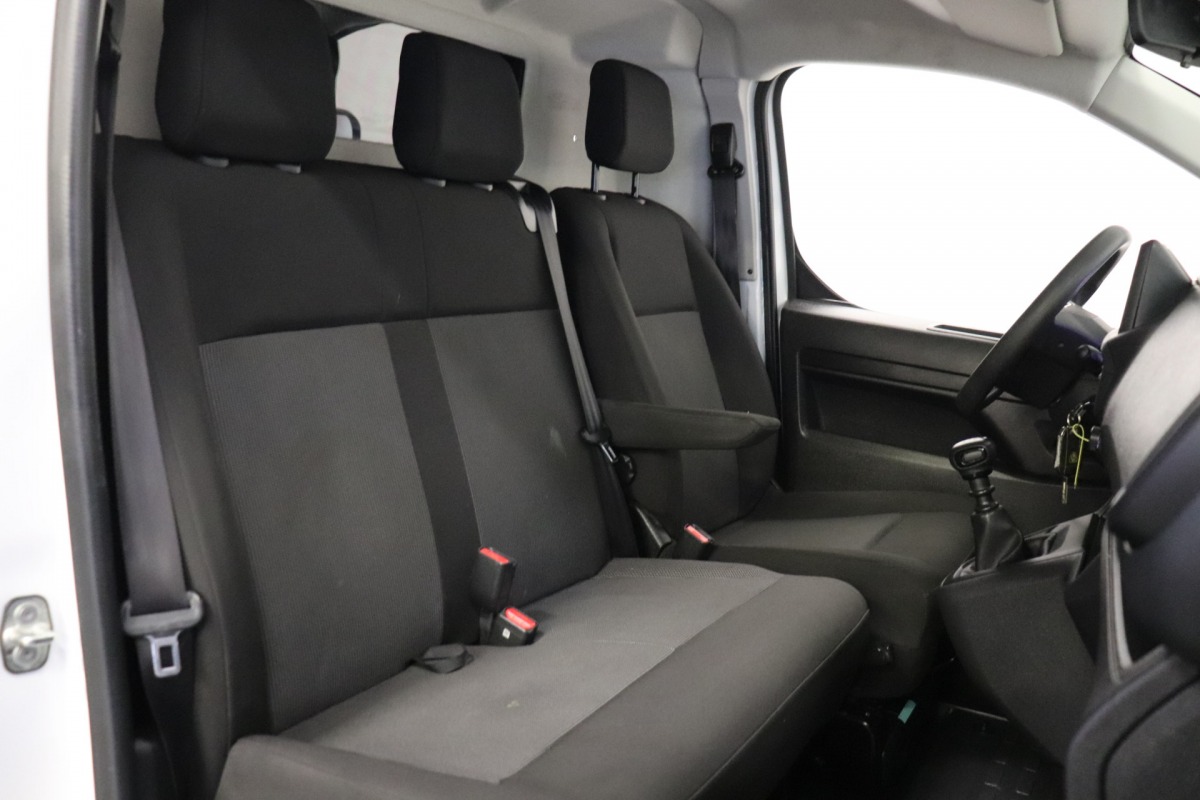 Peugeot Expert 1.5 BlueHDi 120PK L2 EURO 6 - Airco - Cruise - PDC - € 21.950,- Excl.