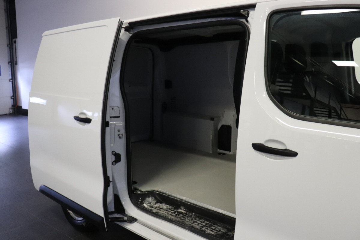 Peugeot Expert 1.5 BlueHDi 120PK L2 EURO 6 - Airco - Cruise - PDC - € 21.950,- Excl.