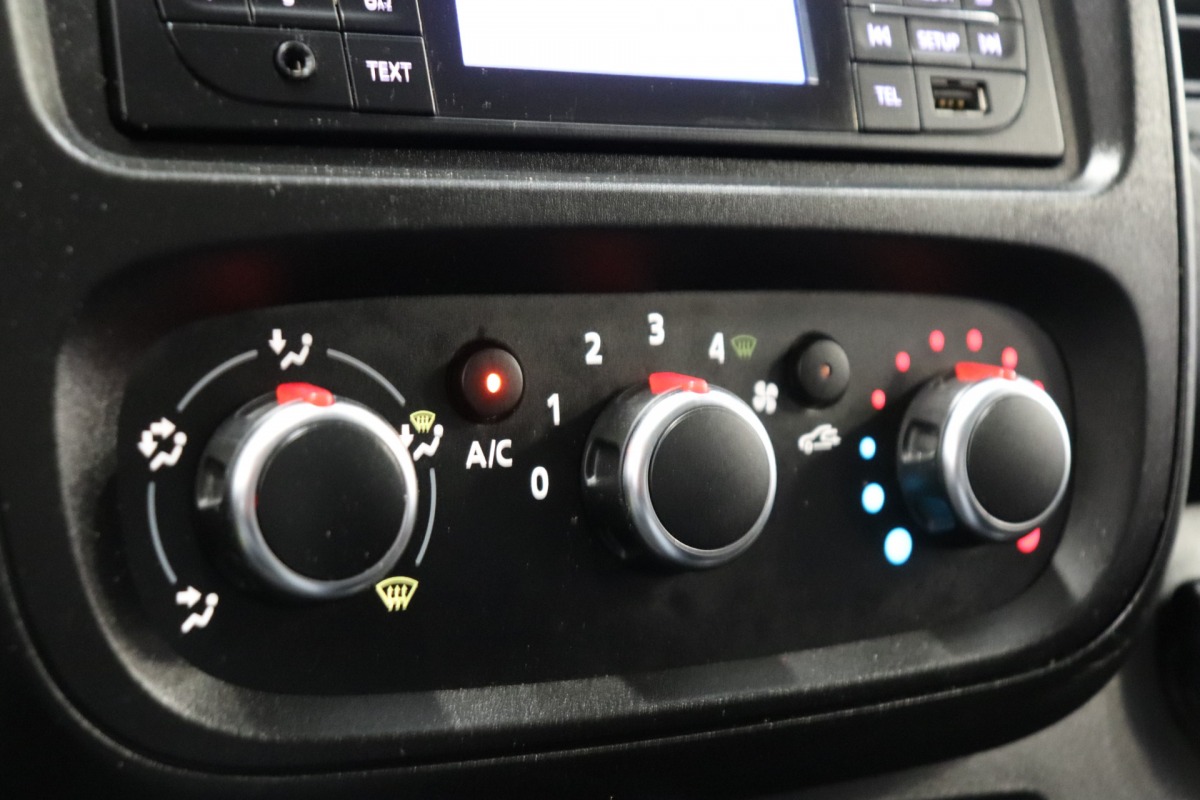 Renault Trafic 1.6 dCi EURO 6 - Airco - Cruise - PDC - Trekhaak - € 9.950,- Excl. Renault Trafic 1.6 dCi EURO 6 - Airco - Cruise - PDC - Trekhaak - € 9.950,- Excl.